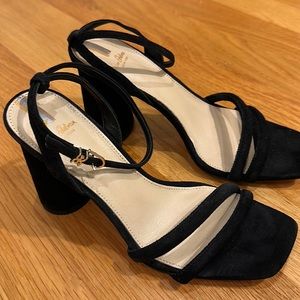 Sam Edelman heels with a block heel in black. Size 8M. Excellent condition.